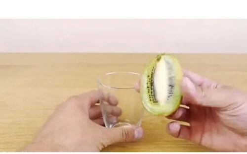 Kiwi-Hack Mit Schnapsglas
