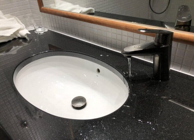 Un évier et un robinet étranges