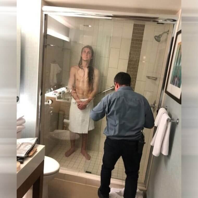 Coincé dans sa propre douche