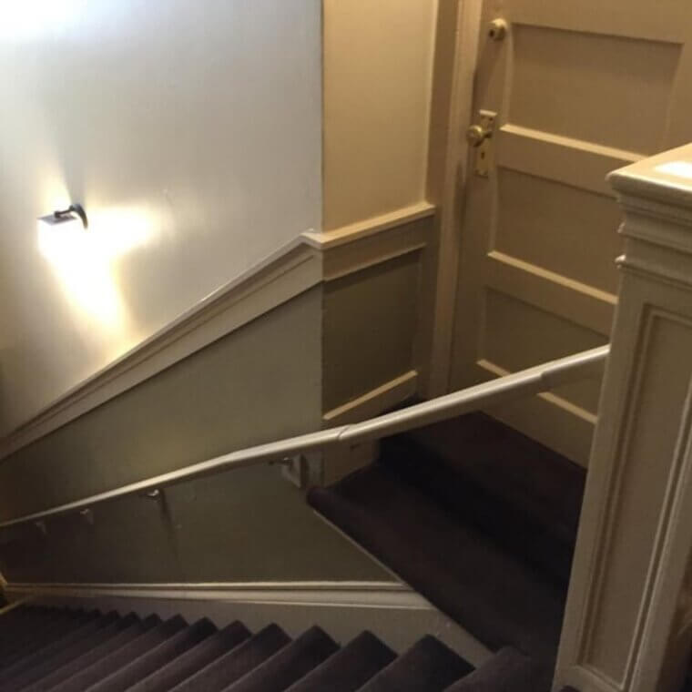 Qu'y a-t-il derrière la balustrade ?