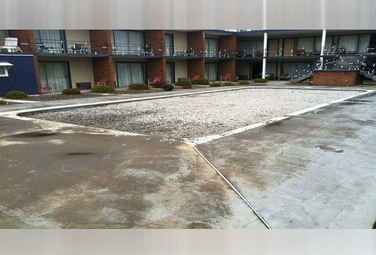 Une "piscine" en béton et sans eau