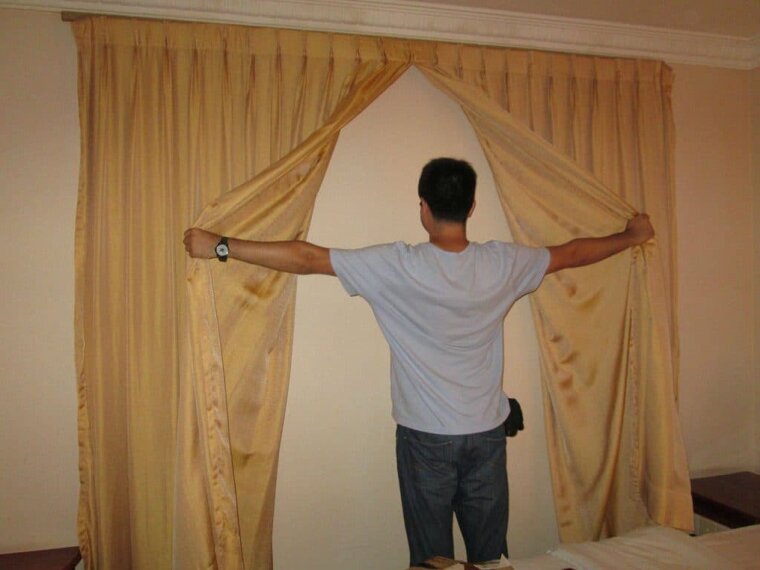 Les rideaux avec un mur derrière eux