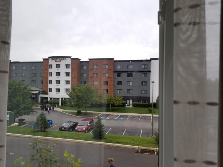 Il a payé un supplément pour une "vue sur la cour".