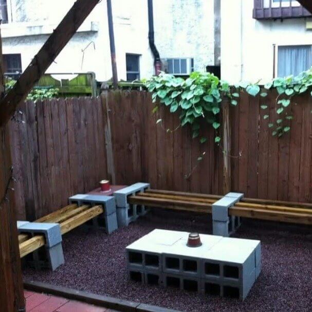 Una sala de estar al aire libre
