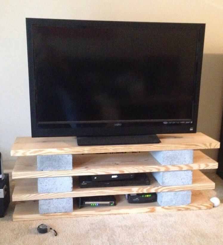 Añade un poco de pintura y tendrás un elegante soporte para el televisor