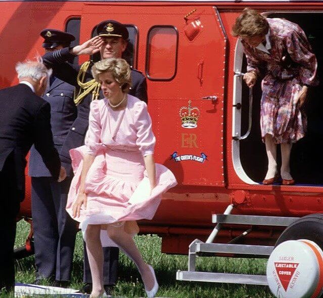 Prinzessin Diana hält ihr Kleid nach unten, bevor es zu einer Katastrophe kommt
