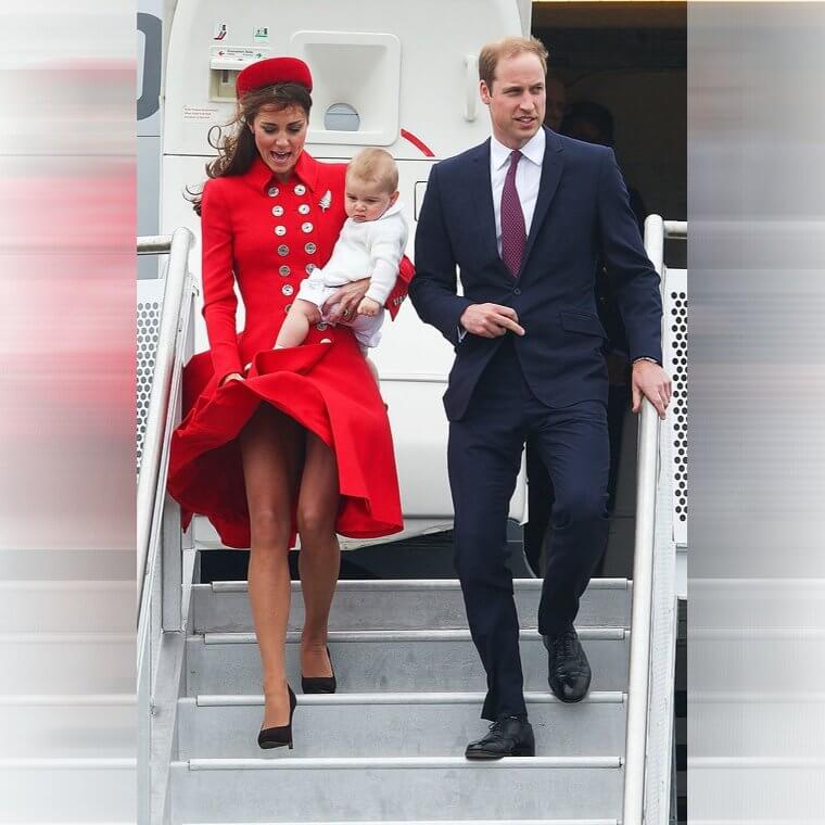 Kate balanciert ein Baby auf ihrer Hüfte und zeigt dabei fast zuviel