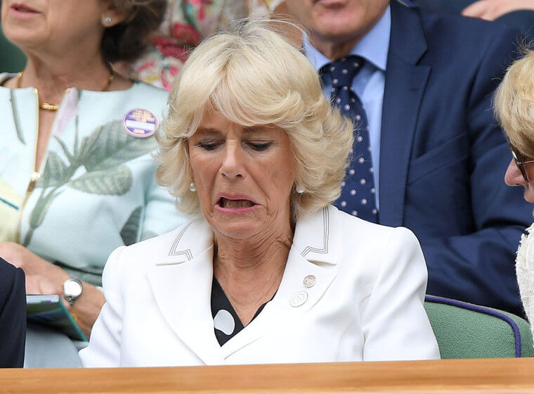 Camilla kann nicht anders, als mit ihrem ganzen Gesicht zu reagieren