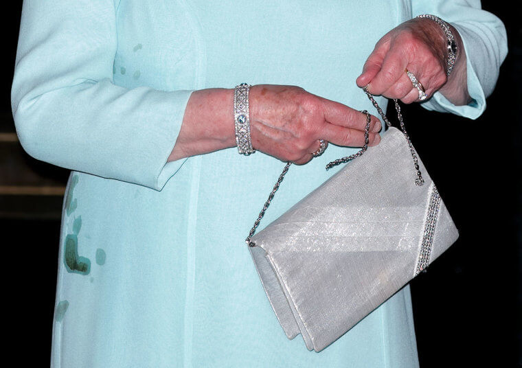 Ihre Majestät erlebt eine doppelte Dosis an Peinlichkeit