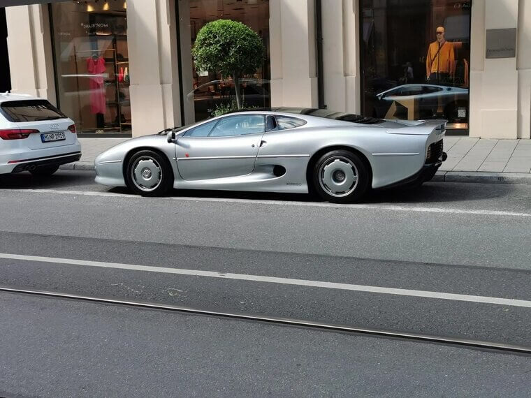 Jaguar XJ220