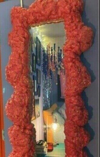 Um espelho feito de Cheetos