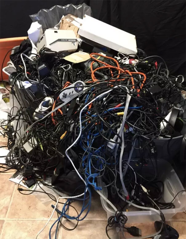 How This Person's Boyfriend Stores His Cables