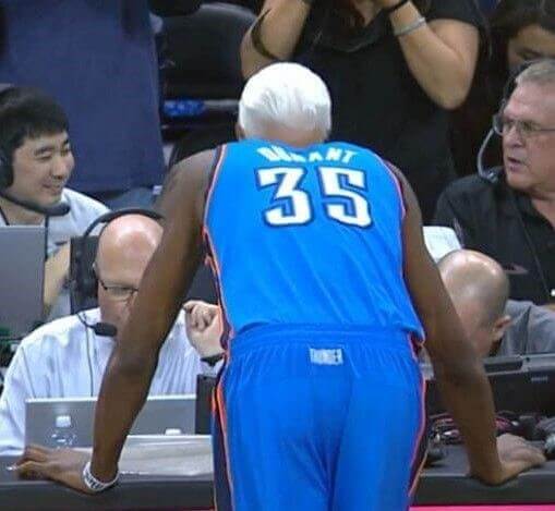 首なし選手は、試合用の頭を発見したようです