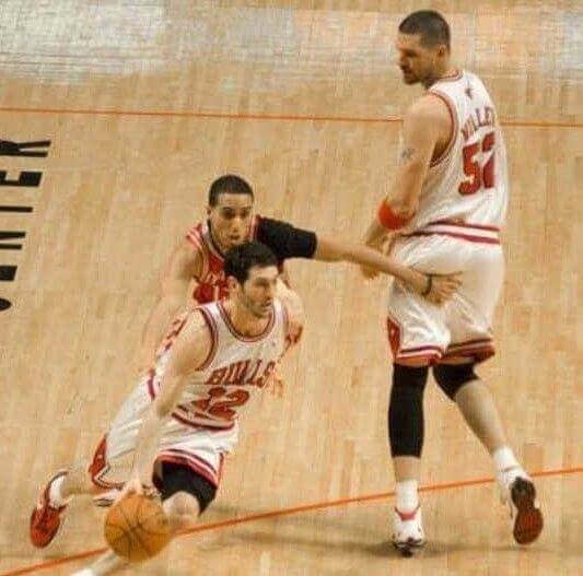 試合中に気が散ってしまうようなお尻への優しいタッチ