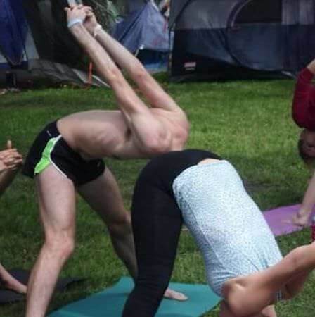 ヨガとは、自己の旅であり、自己を経て、お尻へと至るものである。