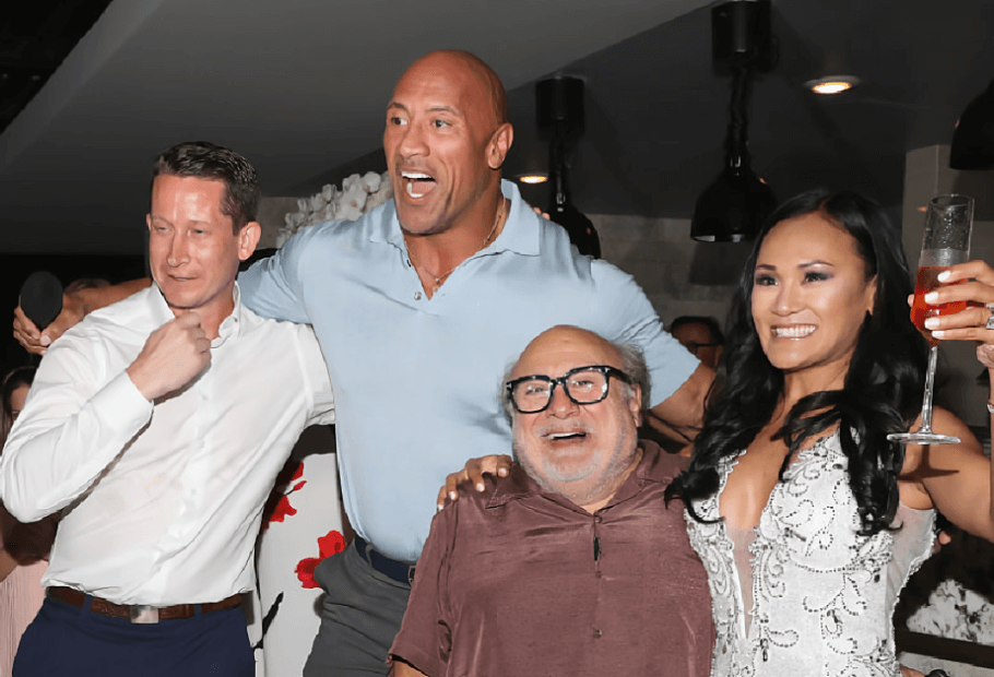 Estrelas de Hollywood que apareceram em casamentos de fãs sem serem convidadas