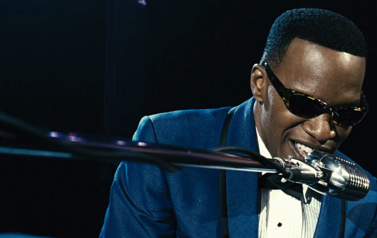 Джейми Фокс заклеил глаза, чтобы сыграть Рэя Чарльза