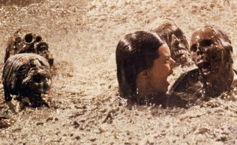 в "Полтергейсте" использовались настоящие человеческие скелеты, а актеры об этом не знали