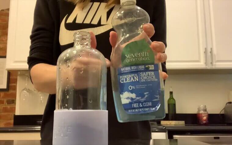 Mixing Your Own Cleaning Sprays With Soap and Vinegar