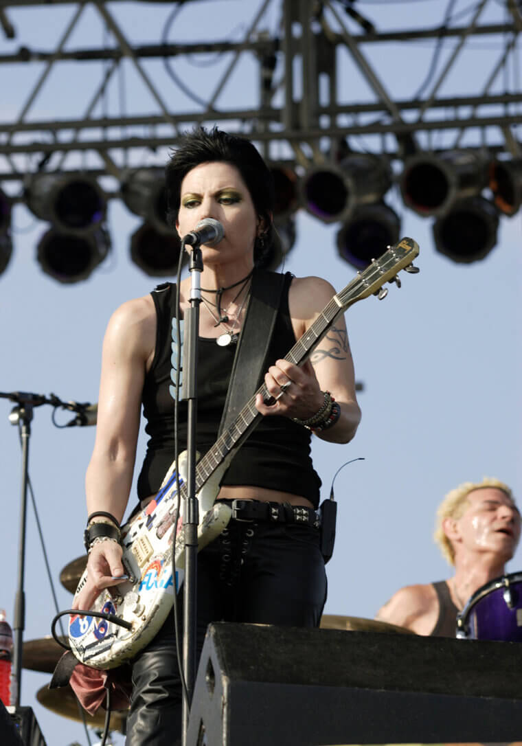 Joan Jett (The Runaways) - Living in Sparse Apartments and Driving Her Own Tour Van Across the Country