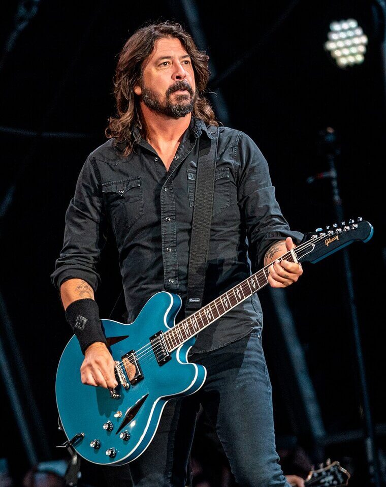 Dave Grohl Chews a Specific Brand of Mint Gum and Does a Quick Band Huddle