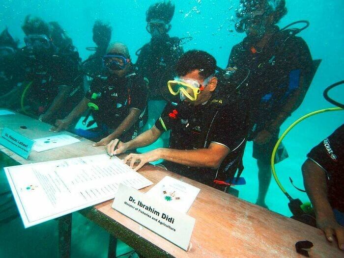 Maldivian President Held The First Underwater Cabinet Meeting