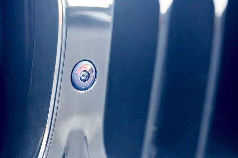 Front and Rear Parking Sensors to Prevent Accidental Scrapes