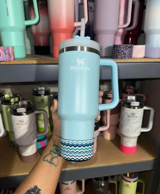 Traga um copo vazio para se manter hidratado