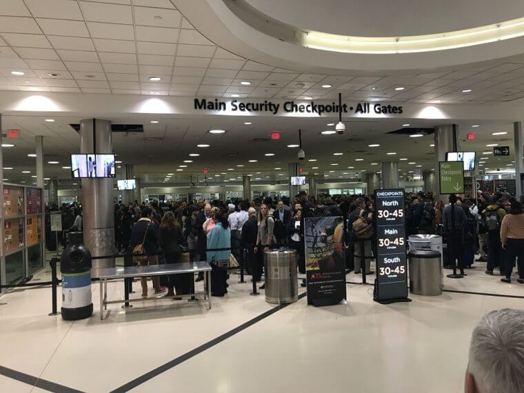 Vá para a esquerda para ter uma fila de segurança mais curta