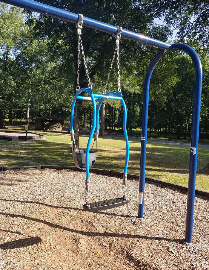 A Swing That Allows the Parent and Child to Swing at the Same Time