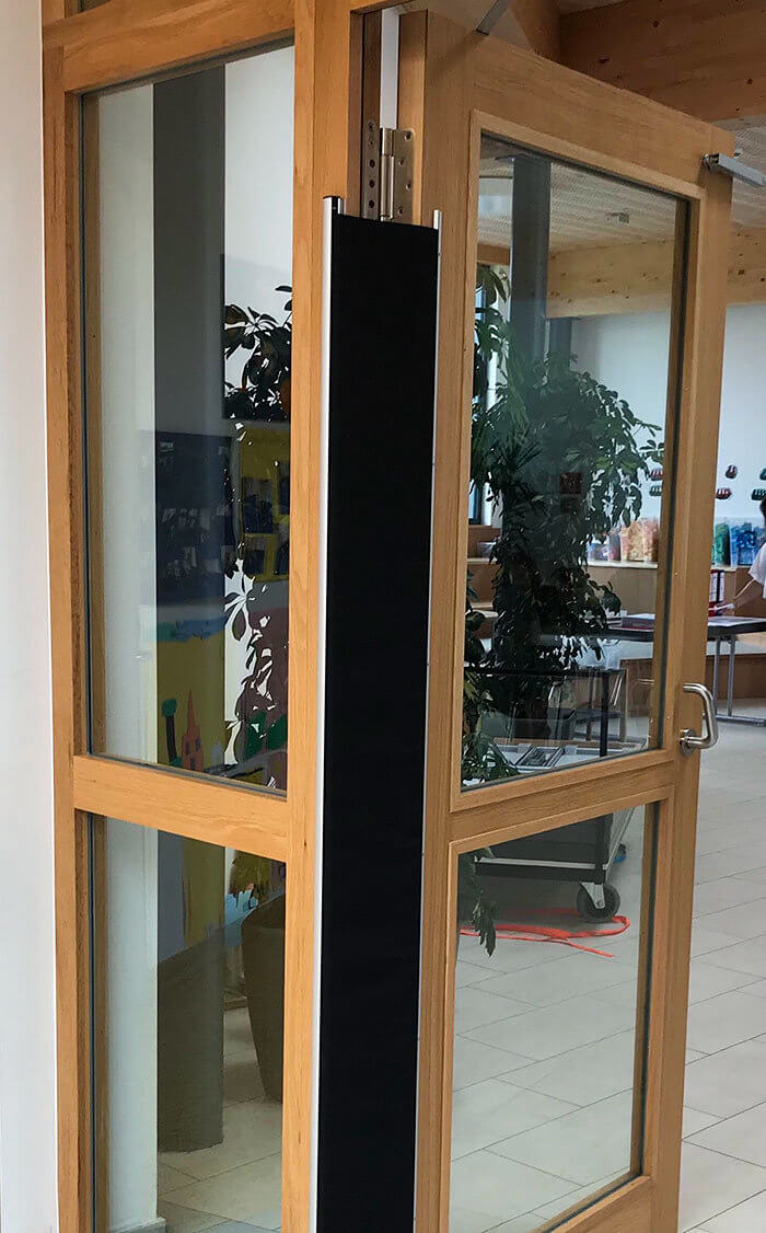 This Cloth Screen Stops Kids From Crushing Their Fingers in the Door
