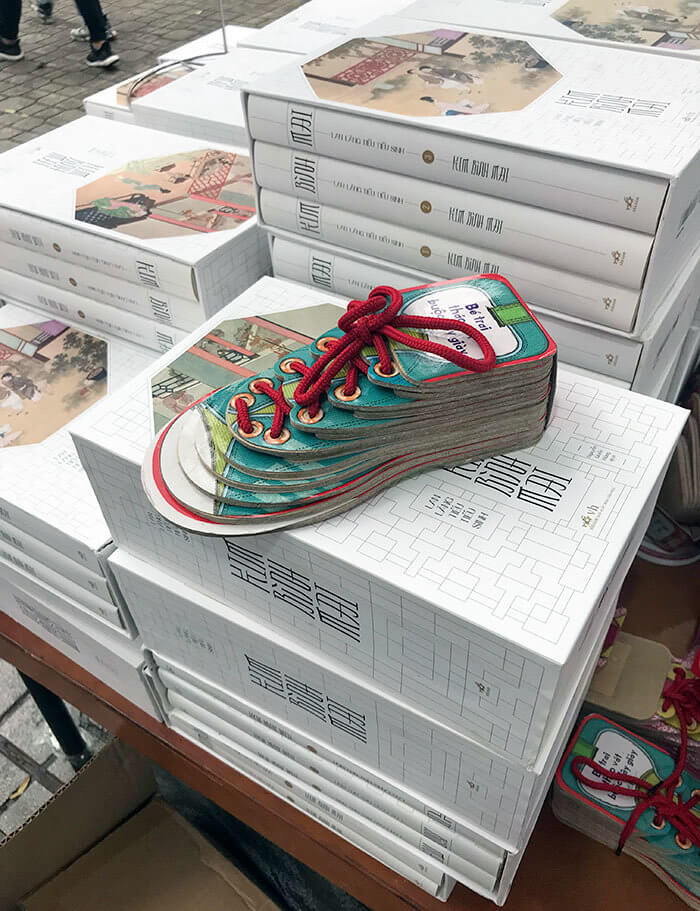 A Book That Teaches Children How to Tie Shoelaces in Real Time