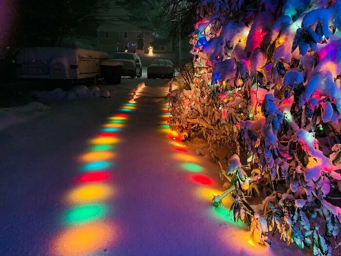 Weihnachtslichter unter dem Schnee