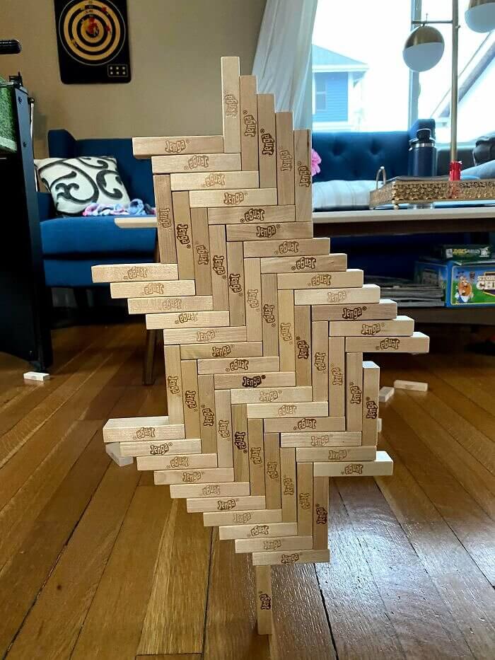 65 Jenga-Blöcke auf einem Block