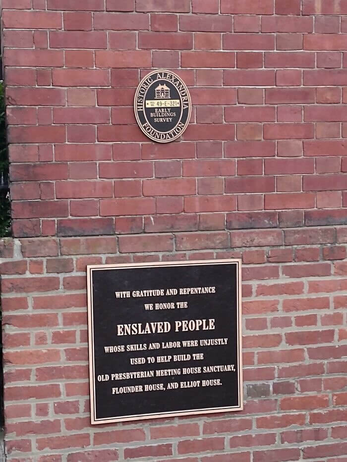 Eine Gedenktafel an einer Kirche in Virginia, die den versklavten Menschen gewidmet ist, die sie gebaut haben