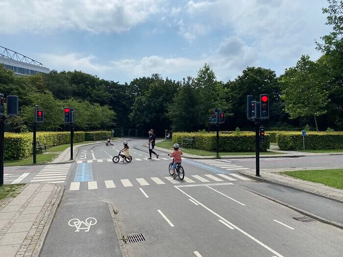 Ein Spielplatz mit Verkehrsthema