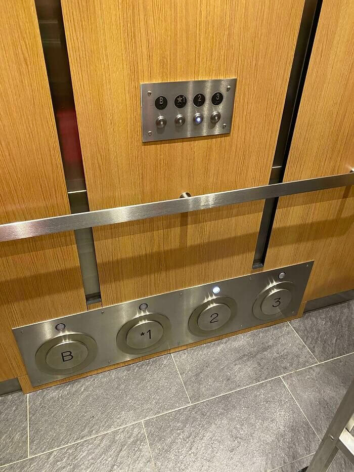 Ein Aufzug mit Knöpfen, die du mit deinen Füßen drücken kannst