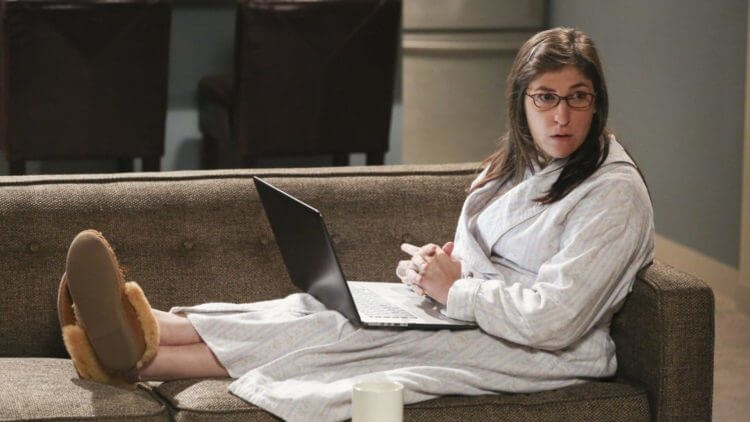 Mayim Bialik como Amy Farrah Fowler