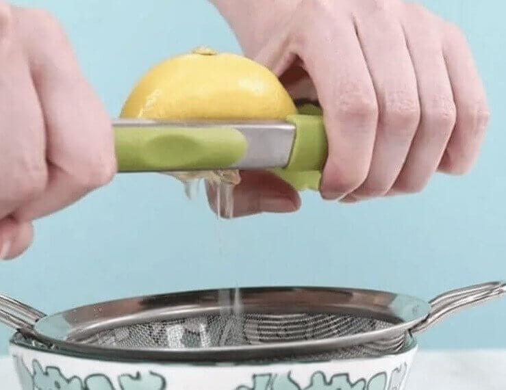 The Best Lemon-Squeezing Method You’ll Ever See: The Tongs' Method