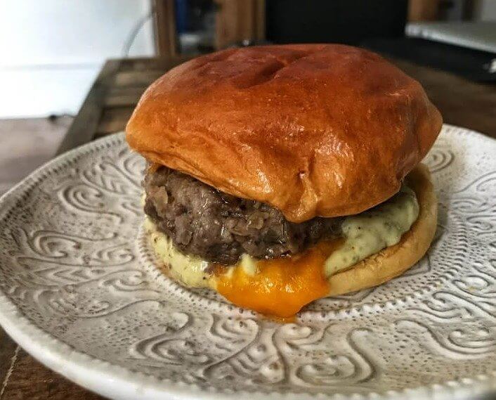 A Gollop of Mayonnaise Is E Secret to the Perfect Homemade Burger Patty