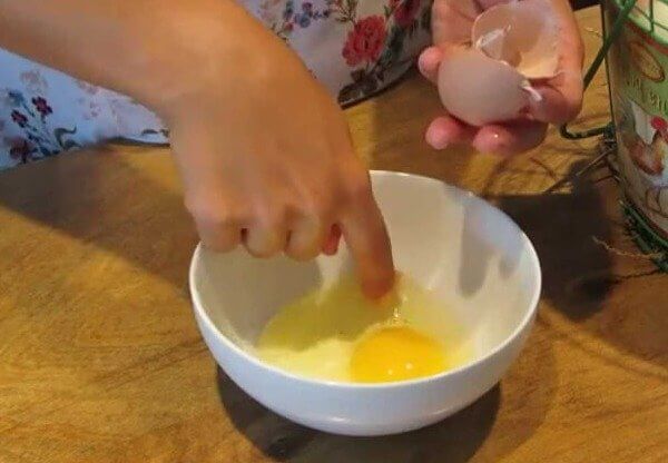Dip Your Fingers Into Cold Water to Easily Dig Out Fallen Eggshell Pieces