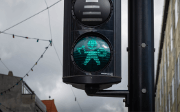 Prawdziwi ludzie dzielą się dziwnymi rzeczami, które zaskoczyły ich podczas podróży za granicę