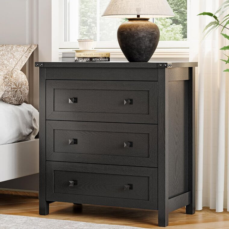 3-Drawer Dresser - Perfect for Stylish Bedroom Storage! 