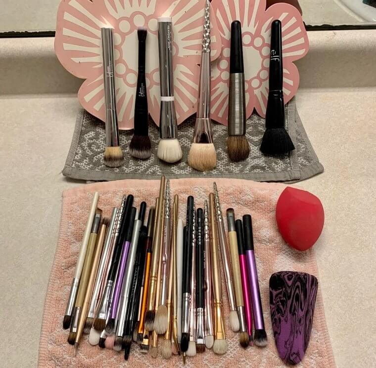 Clean Your Makeup Brushes With Dish Soap and Olive Oil