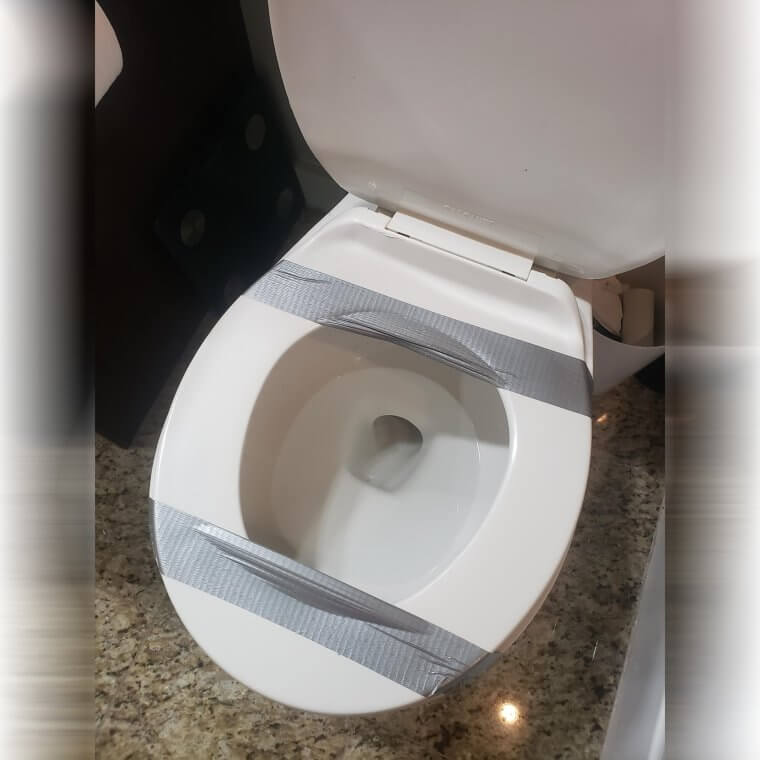 Un asiento de inodoro se interpuso entre ellos