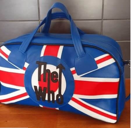 Packe eine Tasche zum Aufstehen und Losgehen, um immer bereit zu sein