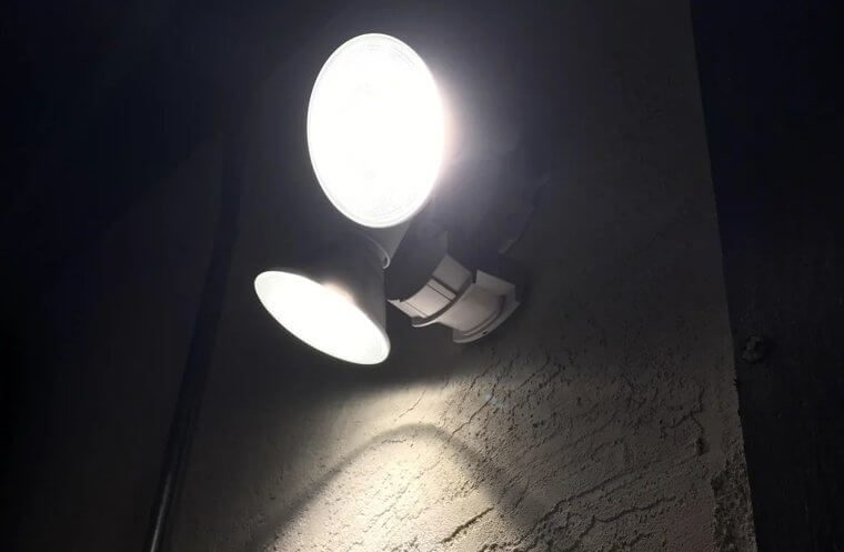Bewegungsmelder-Lichter im Freien schrecken Menschen ab