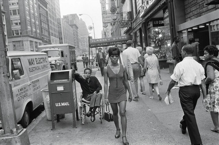 A Glimpse of New York Street Life in 1971 That Feels Frozen in Time