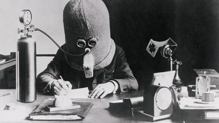 The “Isolator” Helmet Designed to Minimize Distractions in 1925