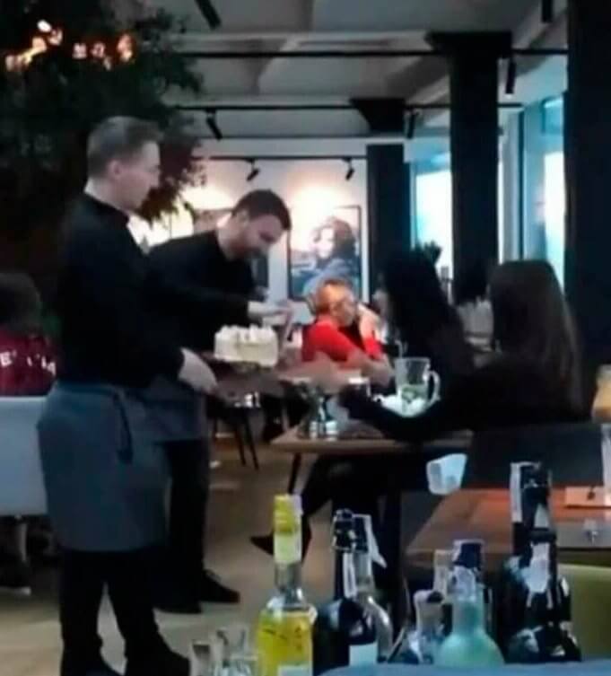 They Ordered Cake to Take Selfies and Then Refused to Pay Because They "didn't Touch Them"